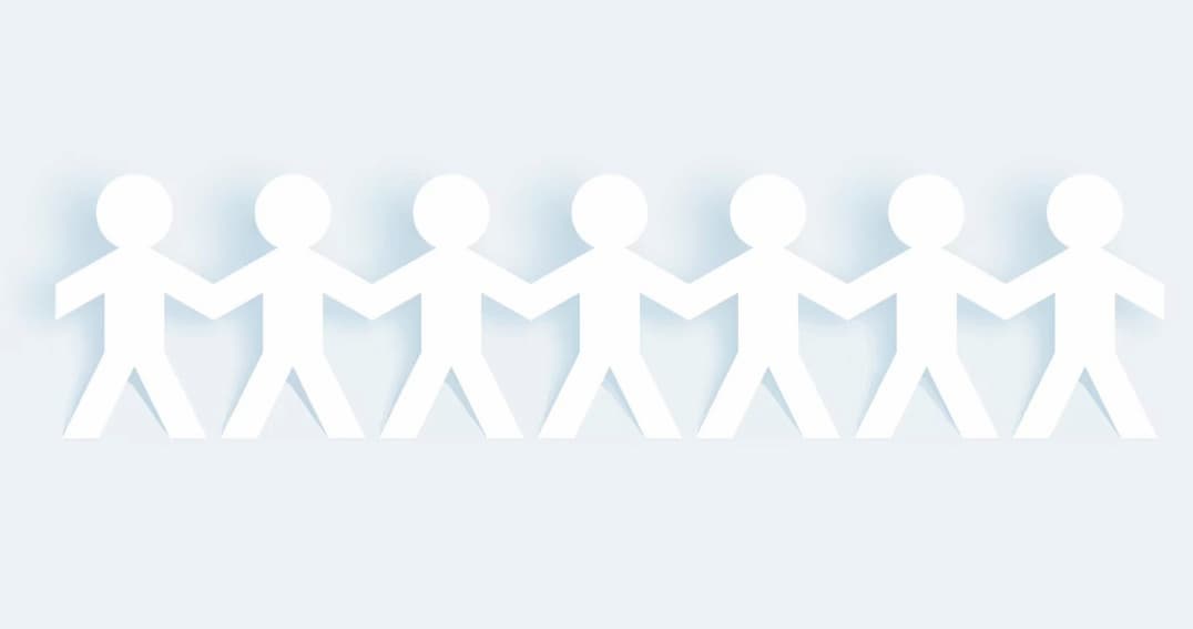 Pessoas de mãos dadas